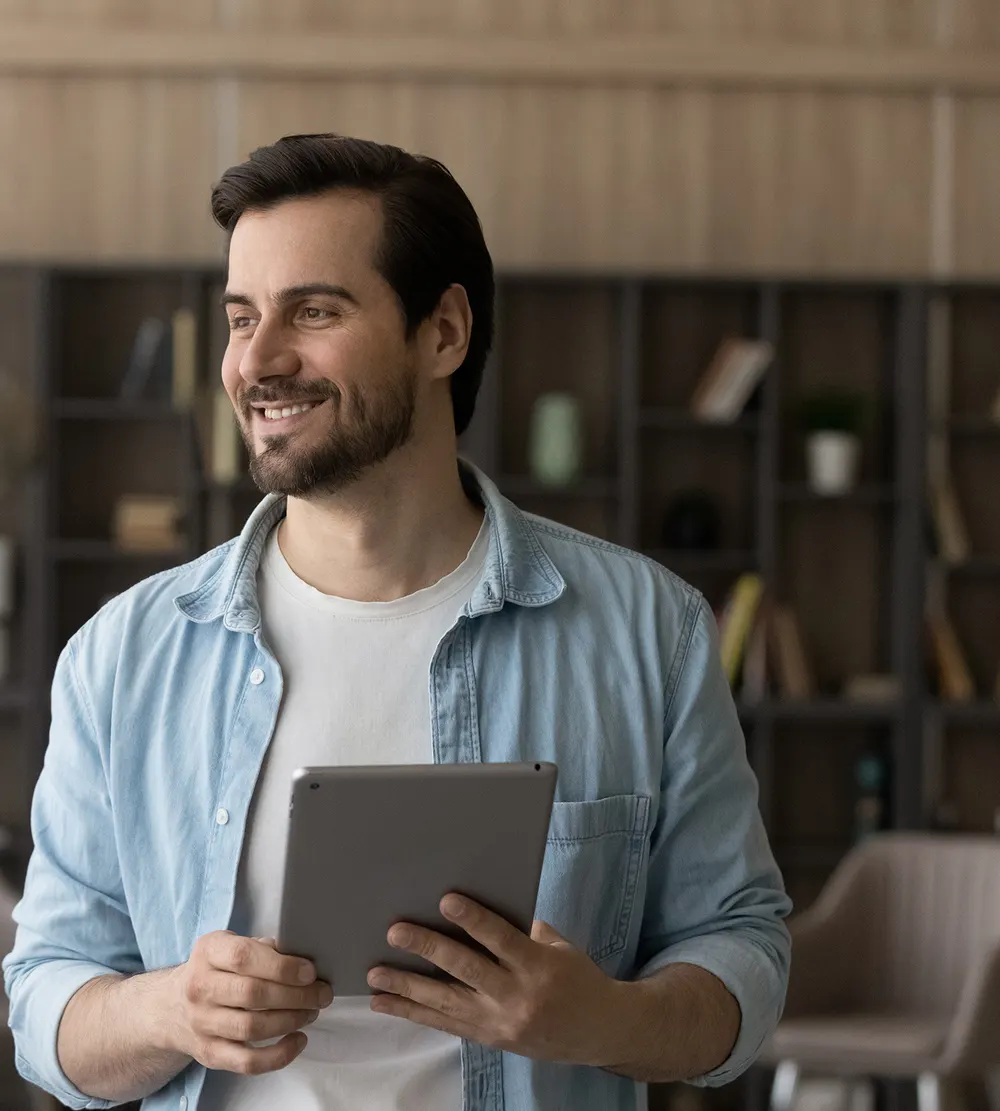 Mann mit Tablet in einem hellen Büro